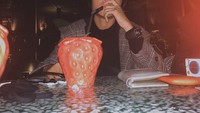 Pria kelahiran 2004 ini juga sempat menunjukkan momen saat berada di sebuah kafe atau restoran. Tampak ada gelas berbentuk stroberi berwarna merah tersaji di mejanya. Foto: Instagram @kiesha.alvaro