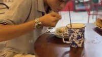 Kali ini pemain film Brokenhearts itu sedang mampir ke sebuah warung kopi yang buka 24 jam di Bogor. Namanya Disini Warkop. Kiesha sempat mencicipi mie nyemek spesial di warkop tersebut. Foto: Instagram @kiesha.alvaro