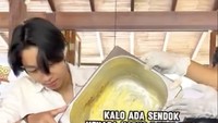 Wow! anak Pasha dan Okie Agustina ini sempat mencicipi bakso lava jumbo dari Bakso Rusuk Pak Joss. Selain ukurannya besar, bakso itu juga dilumuri keju mozarella lumer. Foto: Instagram @kiesha.alvaro