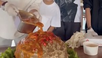 Bakso mercon juga dicicipi oleh putra Pasha Ungu ini. Ada cabai melimpah di dalam bakso besar tersebut. Foto: Instagram @kiesha.alvaro