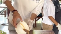 Selain bakso mozarella, Kiesha juga terlihat hendak menikmati bakso berukuran besar disajikan di hotplate. ia lalu menuangkan semacam kuah panas ke atasnya. Foto: Instagram @kiesha.alvaro