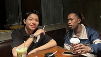 Tak hanya makan yang gurih, pemain film Komang juga sempat nongkrong di kafe bersama sahabatnya. Kiesha terlihat memesan segelas es matcha. Foto: Instagram @kiesha.alvaro