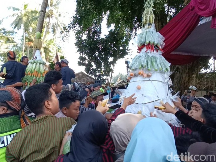 Kirab budaya di kawasan Gunung Lanang, Temon, Kulon Progo, Kamis (26/6/2025).