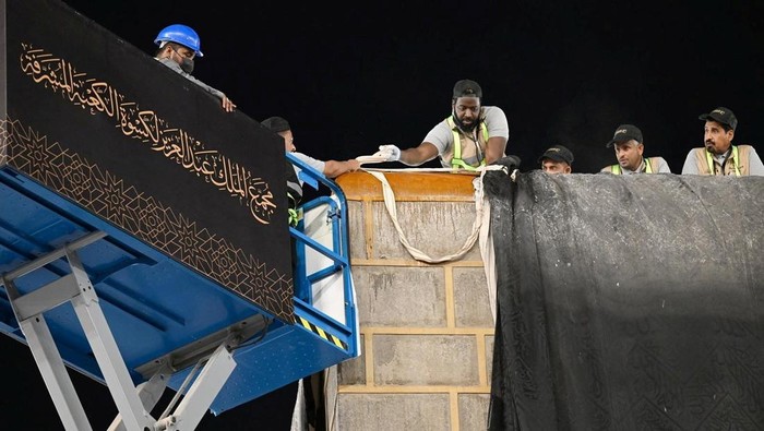 Kiswa Ka'bah Diganti, Momen Sakral Jelang 1 Muharram di Makkah Petugas mengganti Kiswa Ka'bah di Masjidil Haram, Makkah. Tradisi tahunan ini menandai datangnya Tahun Baru Hijriah dan penuh makna spiritual bagi umat Islam.