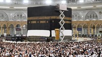 Tradisi mengganti Kiswa telah berlangsung selama berabad-abad dan menjadi simbol penghormatan serta pemuliaan terhadap Kabah yang suci. REUTERS/SAUDI PRESS AGENCY