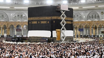Kiswa Kabah Diganti, Momen Sakral Jelang 1 Muharram di Makkah