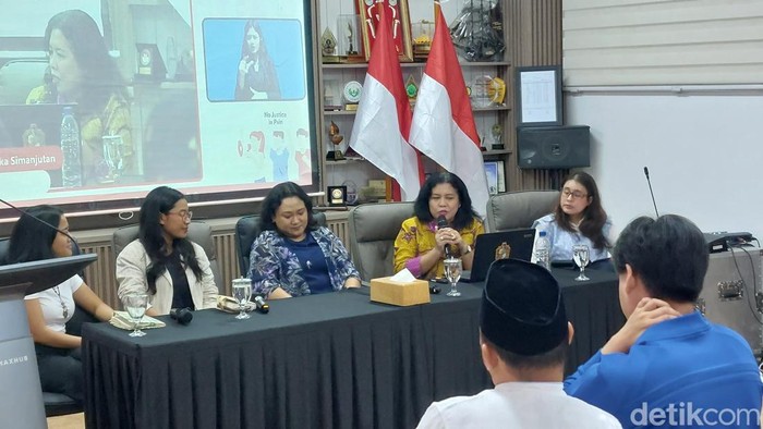 Komnas Perempuan menggelar diskusi bertajuk Memastikan Kebebasan Menyuarakan Aspirasi Tanpa Penyiksaan. Komisioner Komnas Perempuan, Daden Iskandar, mengungkap jumlah kasus kerasan perempuan tahun 2025.