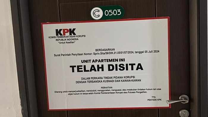 KPK memasang plang sita di 1 unit apartemen di Malang terkait korupsi dana hibah Jawa Timur (dok. KPK)