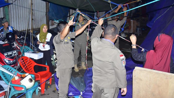 Lapak pedagang di Taman Bawah Jembatan Ampera Palembang dibongkar petugas gabungan.
