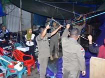 Lapak Pedagang di Taman Bawah Jembatan Ampera Palembang Dibongkar Petugas