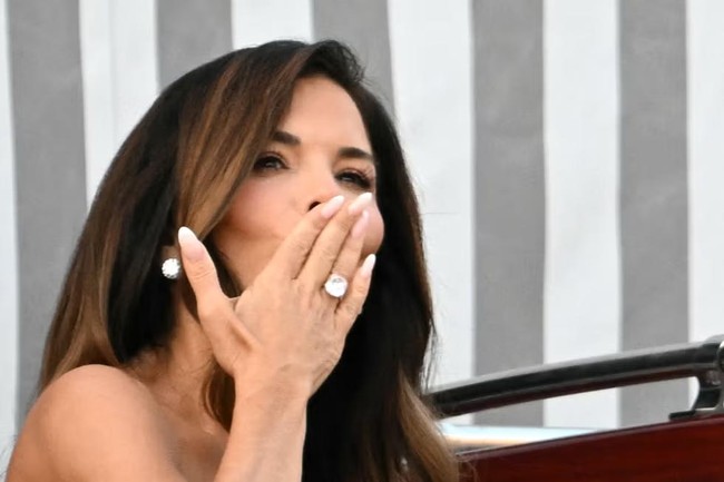 Sadar dengan kerumunan fotografer yang telah menanti mereka di seberang kanal, Lauren dan Jeff sempat melambaikan tangan sembari tersenyum. Momen tersebut juga menjadi kesempatan bagi mantan jurnalis tv itu untuk memamerkan cincin berlian pertunangannya yang ditaksir bernilai Rp 80 miliar. (Foto: Getty Images)