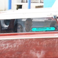 Warga dan aktivis lokal menggelar aksi protes untuk menolak hajatan tersebut. Namun, Pemerintah Kota Venesia mengeluarkan perintah pada Rabu untuk melakukan pengamanan ekstra demi kelancaran acara. Sejumlah tamu pun sudah berdatangan. Salah satunya, Ivanka Trump, putri Presiden AS Donald Trump. (Foto: Ernesto Ruscio/GC Images)