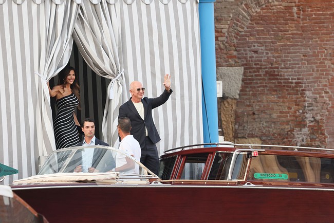 Pernikahan pendiri Amazon Jeff Bezos dan mantan jurnalis TV Lauren Sanchez dikabarkan bakal berlangsung akhir pekan ini di Venesia, Italia. Pasangan berbahagia ini pun sudah tiba di kota ‘gondola’ yang tersohor itu. (Foto: Ernesto Ruscio/GC Images)