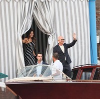 Pernikahan pendiri Amazon Jeff Bezos dan mantan jurnalis TV Lauren Sanchez dikabarkan bakal berlangsung akhir pekan ini di Venesia, Italia. Pasangan berbahagia ini pun sudah tiba di kota ‘gondola’ yang tersohor itu. (Foto: Ernesto Ruscio/GC Images)