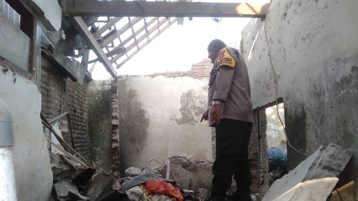Rumah warga di Kelurahan Semampir, Kecamatan Kota Kediri hancru akibat ledakan septic tank Rabu (25/6)