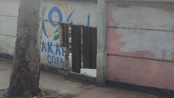 Lubang kecil pada tembok pembatas perlintasan kereta di Jatinegara, Jakarta Timur