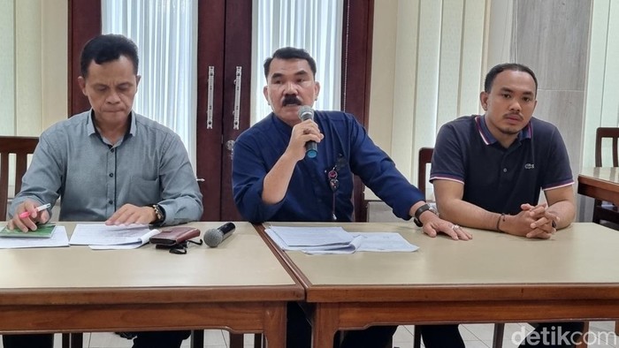 Ketua Tim Kuasa Hukum Kasus Pidana M. Achmadi-Indah Fatmawati, Martohap Marpaung saat memberikan keterangan terkait kliennya soal kasus tanah Mbah Tupon di Bantul, Kamis (26/6/2025).
