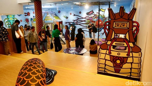 KiN Space kembali menghadirkan karya seni instalasi yang menggugah, kali ini melalui kolaborasi dengan seniman kontemporer kenamaan Indonesia, Eko Nugroho, Kamis (26/6/2025). Mengangkat tema KiNstallation: Save Our Future, karya ini mulai dibuka untuk umum pada 27 Juni 2025 dan menawarkan pengalaman seni yang menyatukan imajinasi, nostalgia, dan kepedulian terhadap lingkungan.