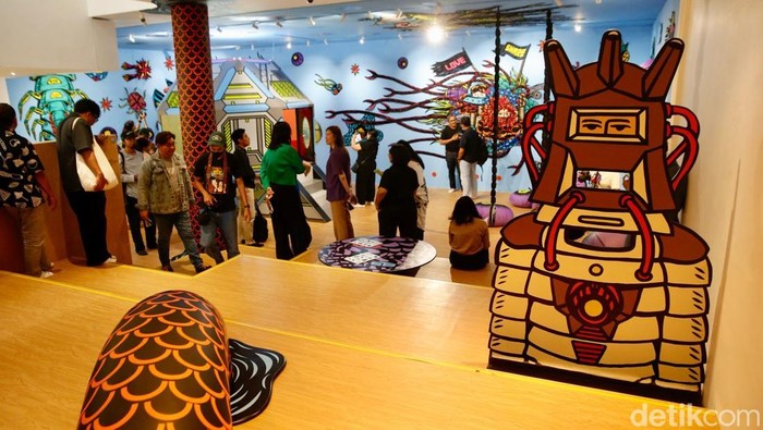 KiN Space kembali menghadirkan karya seni instalasi yang menggugah, kali ini melalui kolaborasi dengan seniman kontemporer kenamaan Indonesia, Eko Nugroho, Kamis (26/6/2025). Mengangkat tema KiNstallation: Save Our Future, karya ini mulai dibuka untuk umum pada 27 Juni 2025 dan menawarkan pengalaman seni yang menyatukan imajinasi, nostalgia, dan kepedulian terhadap lingkungan.