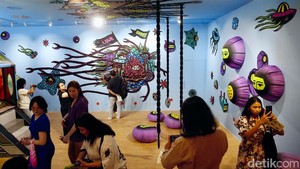 Dibuat secara eksklusif untuk KiN Space, instalasi ini menghidupkan memori dan fantasi masa kecil melalui pendekatan visual khas Eko: karakter yang jenaka, motif berani, serta lanskap surealis yang merangsang rasa ingin tahu dan imajinasi. Namun, di balik tampilan visualnya yang cerah dan penuh fantasi, instalasi ini menyimpan pesan mendalam mengenai masa depan bumi dan keberlanjutan hidup.