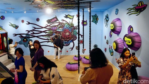 KiN Space kembali menghadirkan karya seni instalasi yang menggugah, kali ini melalui kolaborasi dengan seniman kontemporer kenamaan Indonesia, Eko Nugroho, Kamis (26/6/2025). Mengangkat tema KiNstallation: Save Our Future, karya ini mulai dibuka untuk umum pada 27 Juni 2025 dan menawarkan pengalaman seni yang menyatukan imajinasi, nostalgia, dan kepedulian terhadap lingkungan.