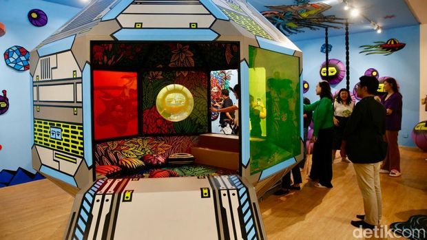 KiN Space kembali menghadirkan karya seni instalasi yang menggugah, kali ini melalui kolaborasi dengan seniman kontemporer kenamaan Indonesia, Eko Nugroho, Kamis (26/6/2025). Mengangkat tema KiNstallation: Save Our Future, karya ini mulai dibuka untuk umum pada 27 Juni 2025 dan menawarkan pengalaman seni yang menyatukan imajinasi, nostalgia, dan kepedulian terhadap lingkungan.