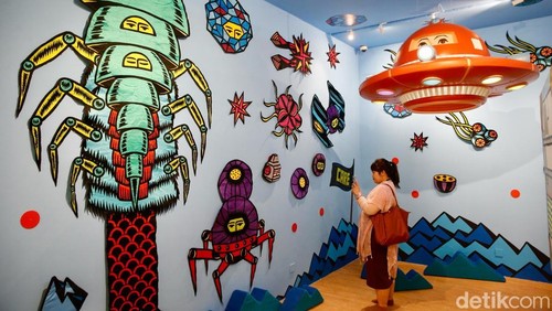 KiN Space kembali menghadirkan karya seni instalasi yang menggugah, kali ini melalui kolaborasi dengan seniman kontemporer kenamaan Indonesia, Eko Nugroho, Kamis (26/6/2025). Mengangkat tema KiNstallation: Save Our Future, karya ini mulai dibuka untuk umum pada 27 Juni 2025 dan menawarkan pengalaman seni yang menyatukan imajinasi, nostalgia, dan kepedulian terhadap lingkungan.
