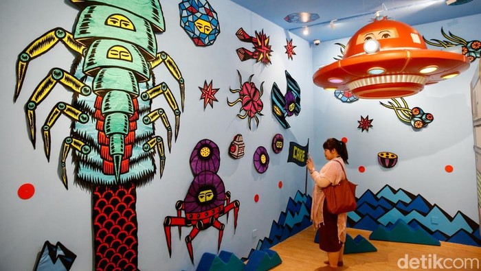 KiN Space kembali menghadirkan karya seni instalasi yang menggugah, kali ini melalui kolaborasi dengan seniman kontemporer kenamaan Indonesia, Eko Nugroho, Kamis (26/6/2025). Mengangkat tema KiNstallation: Save Our Future, karya ini mulai dibuka untuk umum pada 27 Juni 2025 dan menawarkan pengalaman seni yang menyatukan imajinasi, nostalgia, dan kepedulian terhadap lingkungan.