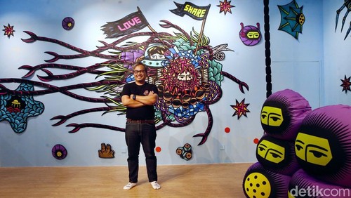 KiN Space kembali menghadirkan karya seni instalasi yang menggugah, kali ini melalui kolaborasi dengan seniman kontemporer kenamaan Indonesia, Eko Nugroho, Kamis (26/6/2025). Mengangkat tema KiNstallation: Save Our Future, karya ini mulai dibuka untuk umum pada 27 Juni 2025 dan menawarkan pengalaman seni yang menyatukan imajinasi, nostalgia, dan kepedulian terhadap lingkungan.