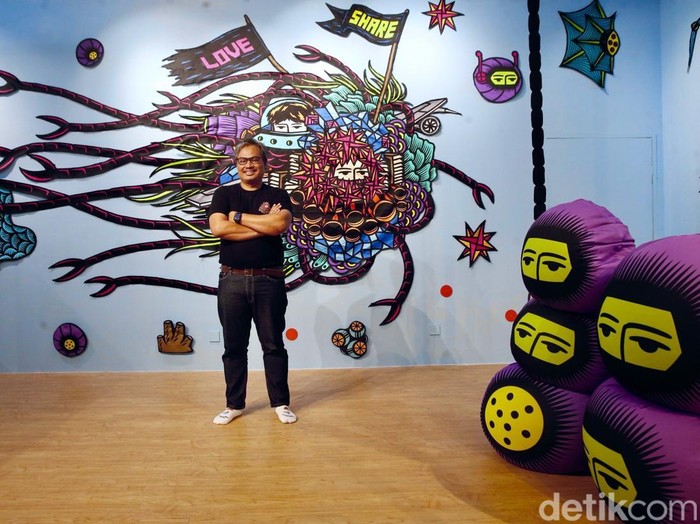 Menjelajah Dunia Fantasi Penuh Warna dan Pesan Lingkungan KiN Space kembali menghadirkan karya seni instalasi yang menggugah, kali ini melalui kolaborasi dengan seniman kontemporer kenamaan Indonesia, Eko Nugroho, Kamis (26/6/2025). Mengangkat tema KiNstallation: Save Our Future, karya ini mulai dibuka untuk umum pada 27 Juni 2025 dan menawarkan pengalaman seni yang menyatukan imajinasi, nostalgia, dan kepedulian terhadap lingkungan.
