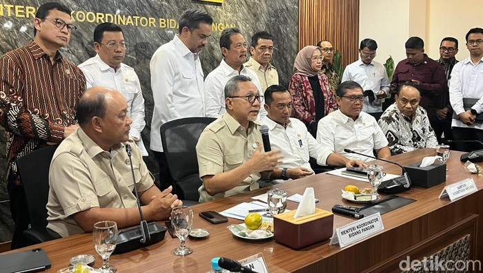 Menko Pangan Zulkifli Hasan (tengah)