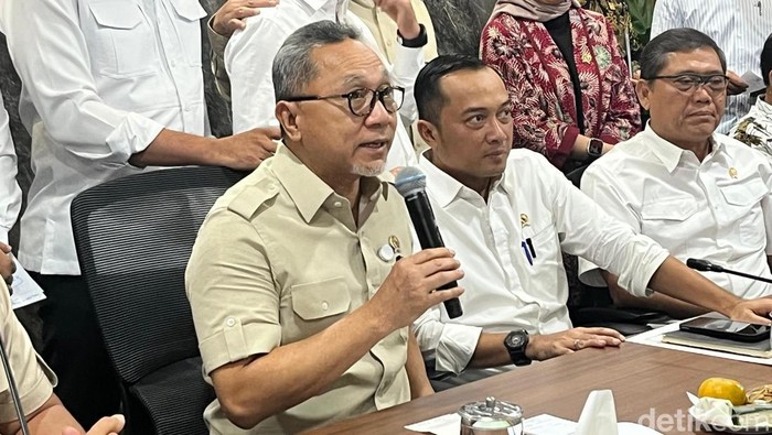 Menko Pangan Zulkifli Hasan (tengah)