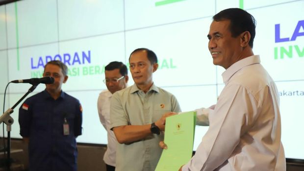 Mentan Amran Sulaiman menyerahkan laporan hasil investigasi anomali kenaikan harga beras kepada Kepala Satgas Pangan Brigjen Pol. Helfi Assegaf di kantornya, Jakarta, Kamis (26/6/2025).  dok. Kementan