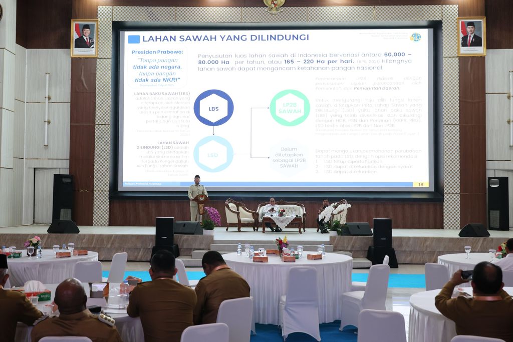 Menteri Agraria dan Tata Ruang/Kepala Badan Pertanahan Nasional (ATR/BPN), Nusron Wahid dalam Orientasi Kepemimpinan Kepala Daerah dan Wakil Kepala Daerah Tahun 2025 Gelombang II di Institut Pemerintahan Dalam Negeri (IPDN), Sumedang, Rabu (25/06/2025). (Dok. Kementerian ATR/ BPN)