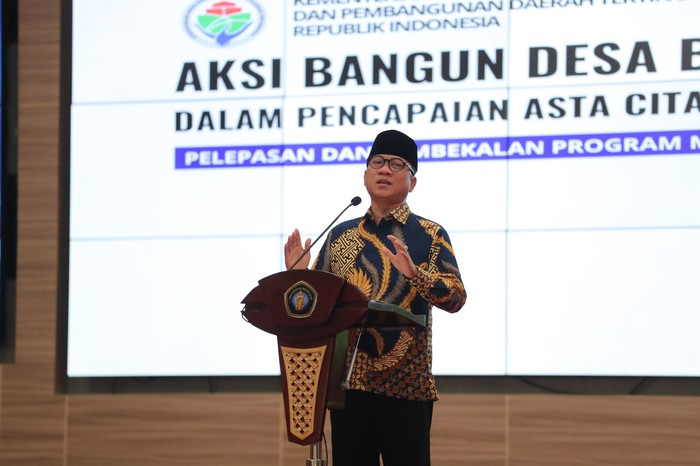 Menteri Desa dan Pembangunan Daerah Tertinggal (Mendes PDT) Yandri Susanto saat melepas dan memberikan pembekalan program mahasiswa membangun desa UB tahun 2025 di Gedung Samantha Krida UB, Malang, seperti dalam keterangan tertulis, Kamis (26/6/2025).