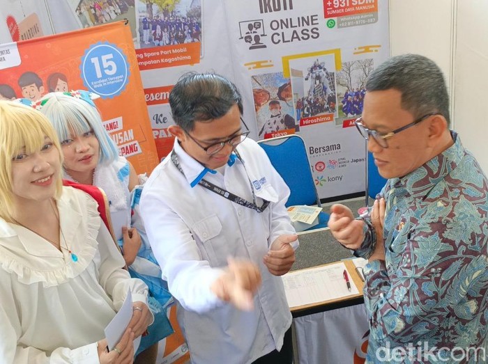 Menteri Pelindungan Pekerja Migran Indonesia, Abdul Kadir Karding mengunjungi booth info kerja ke Jepang saat peresmian Migrant Center di Undip Semarang, Kamis (26/6/2025).
