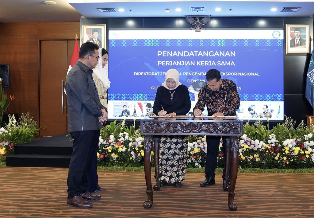 Menteri Perdagangan, Budi Santoso bersama Wakil Menteri Perdagangan, Dyah Roro Esti menyaksikan penandatanganan Nota Kesepahaman antara Kemendag dengan Global Australian Halal Certification (GAHC) di Kantor Kementerian Perdagangan, Jakarta, Kamis (26 Juni). (Dok; Kemendag)