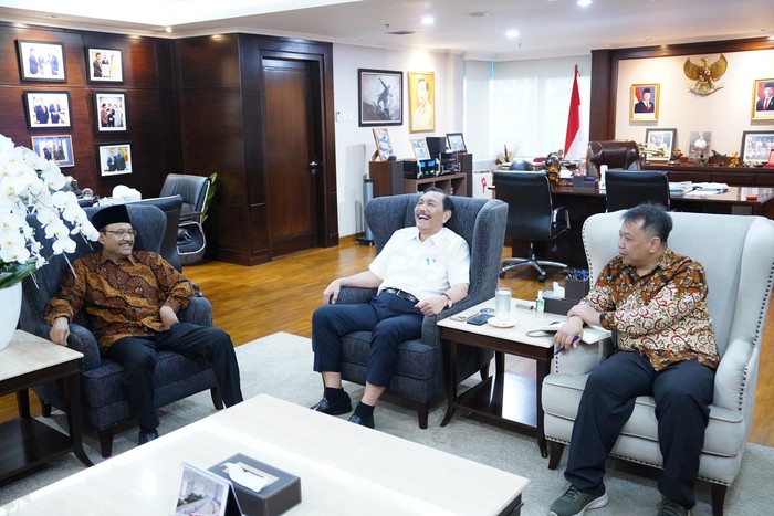 Menteri Sosial Saifullah Yusuf (Gus Ipul) memenuhi undangan Ketua Dewan Ekonomi Nasional (DEN), Luhut Binsar Pandjaitan, di Kantor DEN, Kamis (26/6) siang
