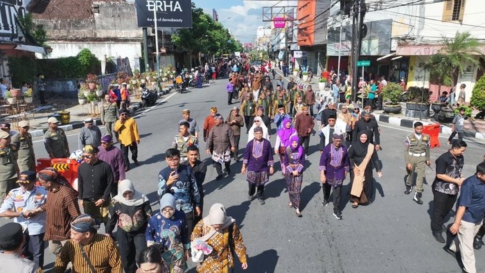 Menyambut 1 Muharram 1447 H atau 1 Suro, Wali Kota Kediri Vinanda Prameswati dan Wakil Wali Kota Kediri Qowimuddin Thoha memberangkatkan sekaligus mengikuti pawai budaya yang bertajuk Kirab Mapag Wiyosan Enggal Muharram 1447 H, Kamis (26/6/2025).