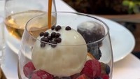 Selain itu, Ameera sering ngeteh sore untuk menikmati dessert di kafe yang ada di Milan bersama Jefri Nichol. Foto: Instagram Jefri Nichol & Ameera Khan
