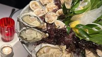 Menu makanan utama yang mereka pesan ada tiram segar atau oyster. Menu ini terkenal dengan harganya yang mahal di Milan. Foto: Instagram Jefri Nichol & Ameera Khan