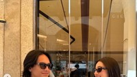 Tampil kasual, Jefri dan Ameera habiskan hari-hari terakhir mereka makan siang di restoran pizza yang ada di Milan. Foto: Instagram Jefri Nichol & Ameera Khan