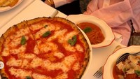 Kalau ini menu makan siang Jefri dan Ameera. Terlihat ada pizza hingga pasta yang dinikmati.  Foto: Instagram Jefri Nichol & Ameera Khan