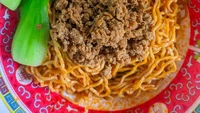 Mie Sapi Banteng yang viral di Yogyakarta juga menyajikan kreasi mie pedas. Sajian mienya berminyak dengan topping daging sapi cincang. Pelengkapnya ada pangsit chili oil yang nikmat. Foto: Instagram @yukmakbar