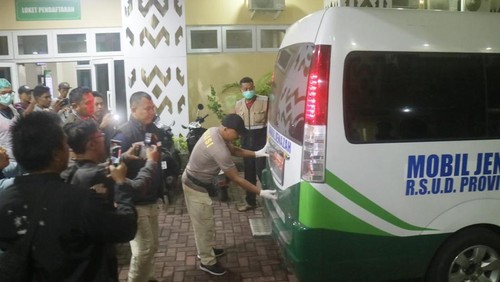 Mobil pembawa jenazah Juliana Marins (27), turis Brasil yang tewas di Gunung Rinjani tiba di Mataram, Rabu malam (25/6/2025). (Ahmad Viqi/detikBali)