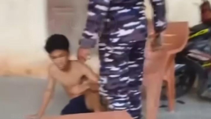 Momen oknum TNI AL diduga menampar pria di Mamuju.