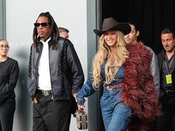 Momen Langka Beyonce Dapat Tas LV Langsung di Catwalk dari Pharrell Williams