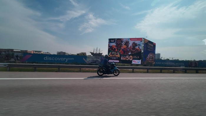 Motor masuk tol di Malaysia