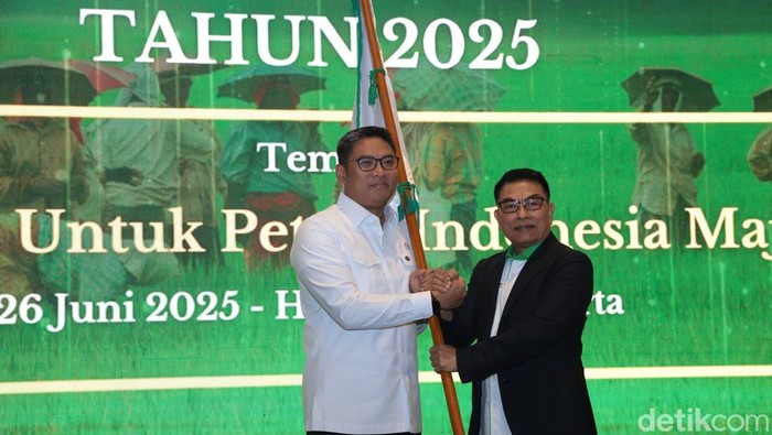 Munas HKTI Ketua Umum HKTI sekaligus Wamentan Sudaryono bersama mantan ketum HKTI Moeldoko. Terpilihnya Sudaryono menjadi tonggak sejarah baru bagi organisasi HKTI. Setelah terpecah dalam dua kubu antara pihak Fadli Zon dan Moeldoko, HKTI kini berada dalam satu komando kepemimpinan.