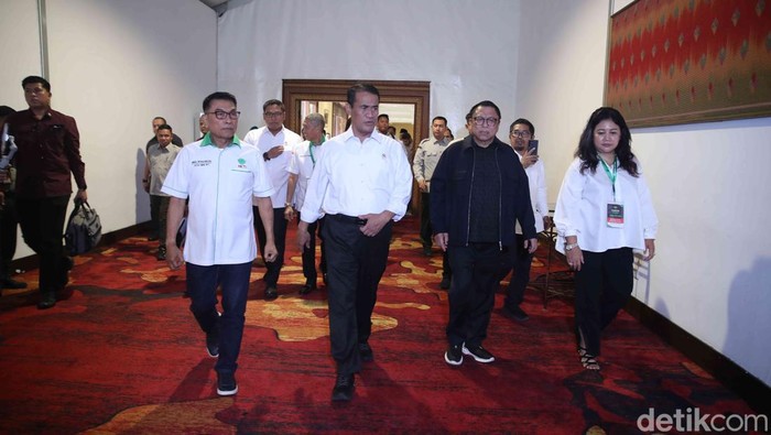 Munas HKTI Bahas Strategi Pertanian Nasional hingga Pilih Ketum Baru Ketua Umum Himpunan Kerukunan Tani IndonesiaΒ Moeldoko dan Menteri Pertanian Amran Sulaiman, Badan Pertimbangan Operasional HKTI Osman Sapta Oedang dan Wakil Menteri Pertanian Sudaryono hadir dalam Munas HKTI di Hotel Sultan, Jakarta, Kamis (26/6/2025). Dalam Munas itu Sudaryono dipilih menjadi Ketua Umum HKTI periode 2025 -2030